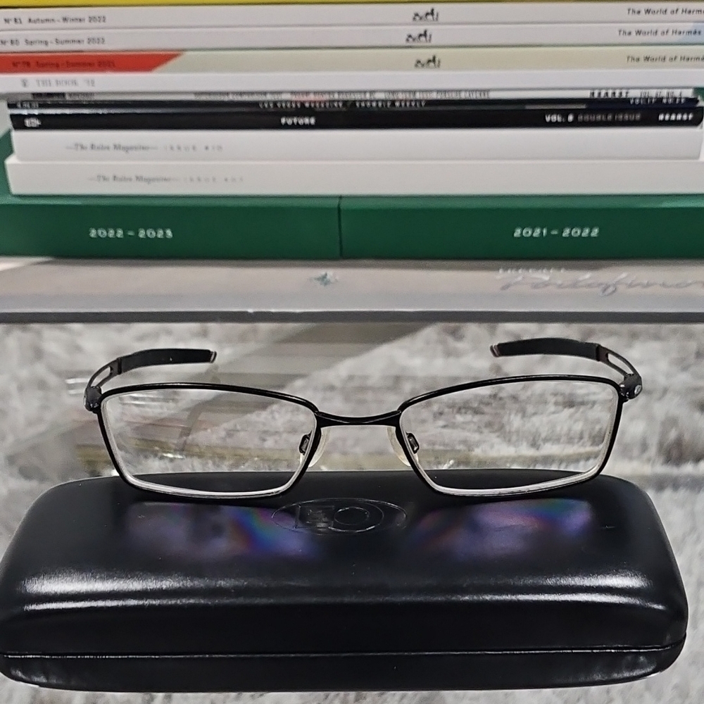 Stylish Black Rectangular Eyeglasses - image 1